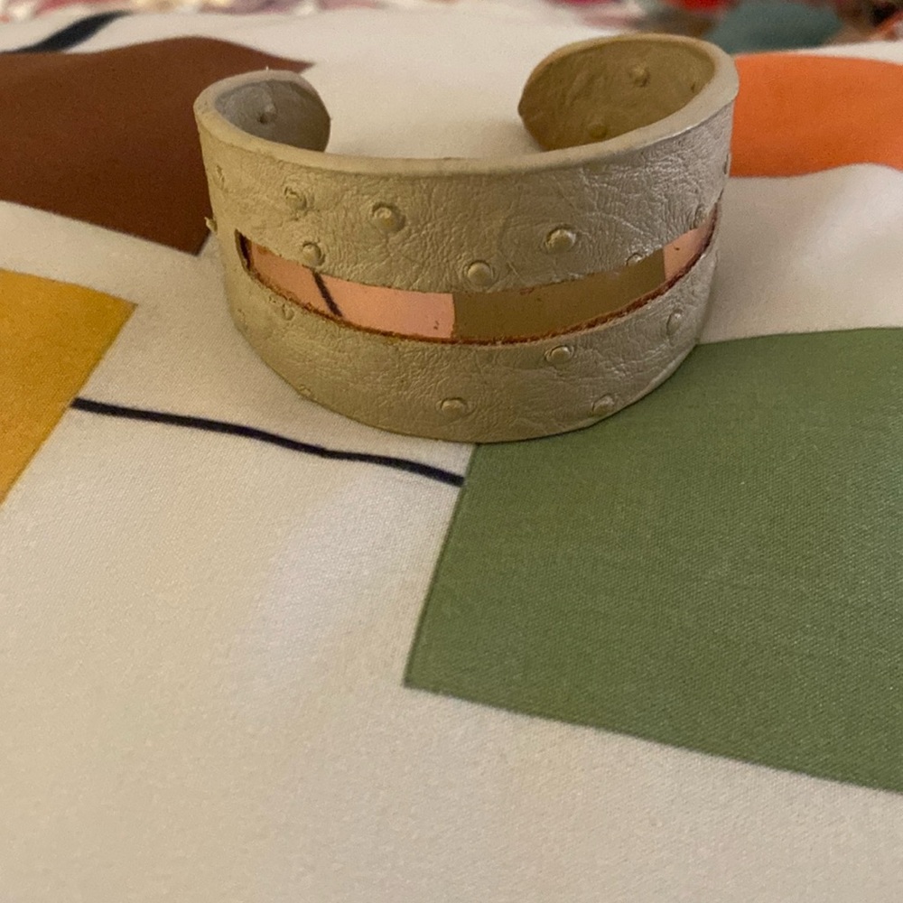 Vintage BCBGeneration cuff 🩶